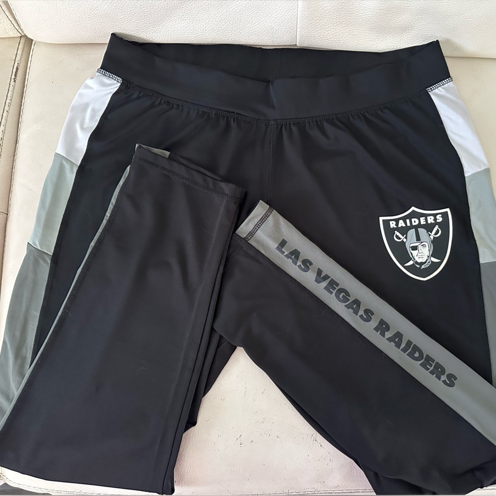LAS VEGAS RAIDERS official NFL leggings! ☠️🖤 Size 1X